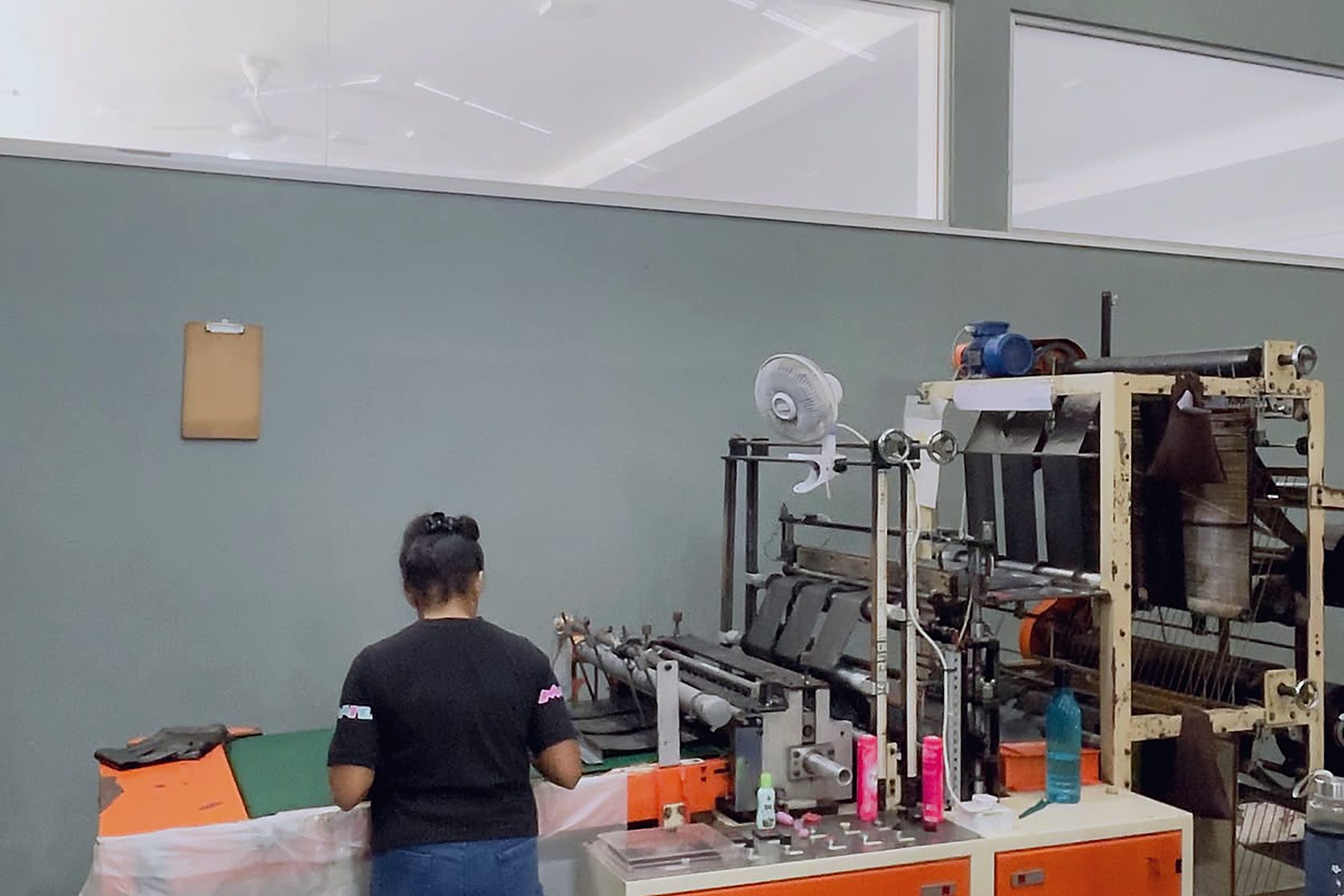 An operator working at a sealing and cutting machine